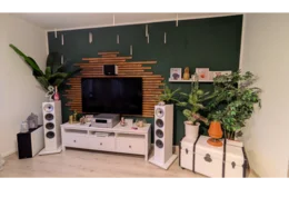 Einrichtung eines Wohnzimmers mit Heimkinoanlage