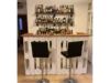 Selbstgebaute Bar aus weißen Holzpaletten