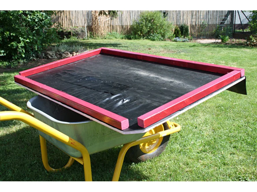 Holzrahmen auf Schubkarre