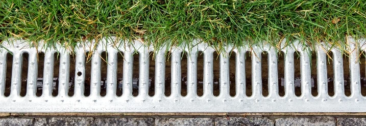 Metallgitter Ablaufrinne im Garten