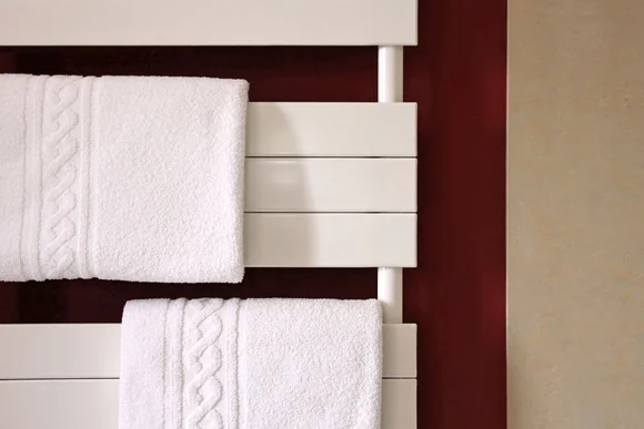 Zwei weiße Handtücher auf einem weißen Handtuchwärmer