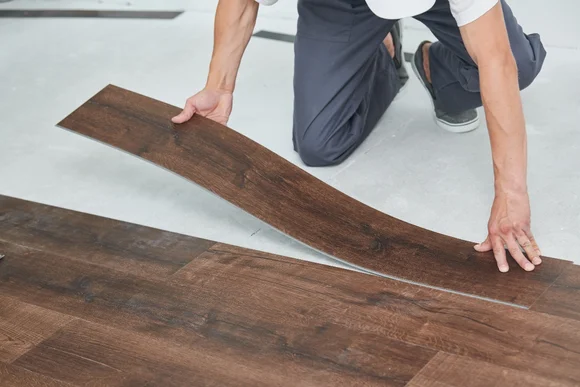 Person verlegt einen Vinylboden