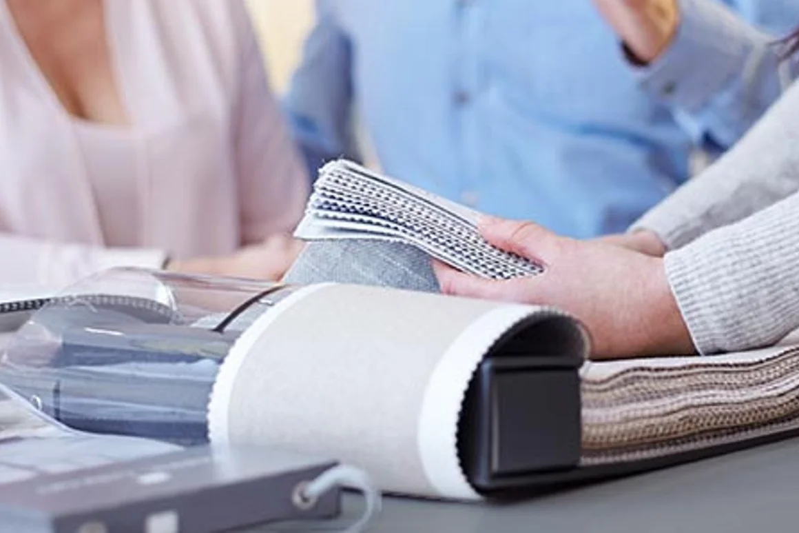 Person hält Stoffmuster in der Hand