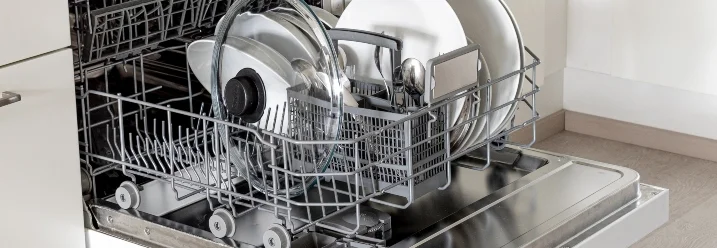 Offener Geschirrspüler mit Geschirr