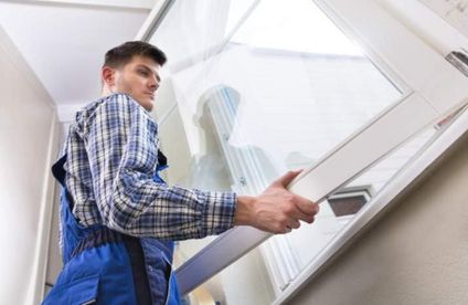 Fenster einsetzen Mann setzt Fenster ein