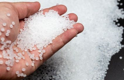 Werkstoffe aus Polymeren und Zusatzstoffen Nahaufnahme von Kunststoff-Polymer-Granulat