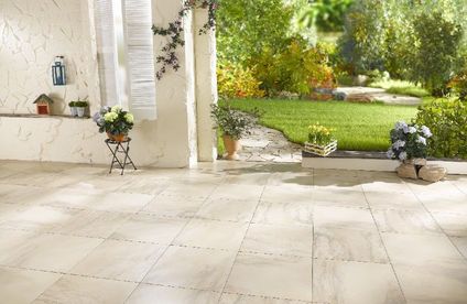 RT Terrasse mit Feinsteinzeug Terrassenbelag 21 06 717x467 Terrasse aus Feinsteinzeug-Platten