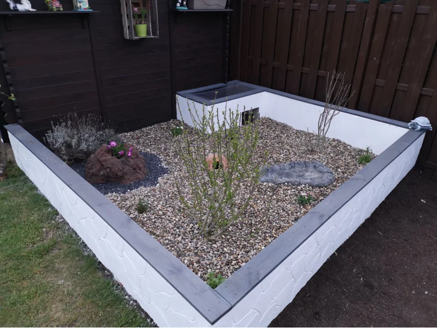 Erhöhtes Gartenbeet mit Kies