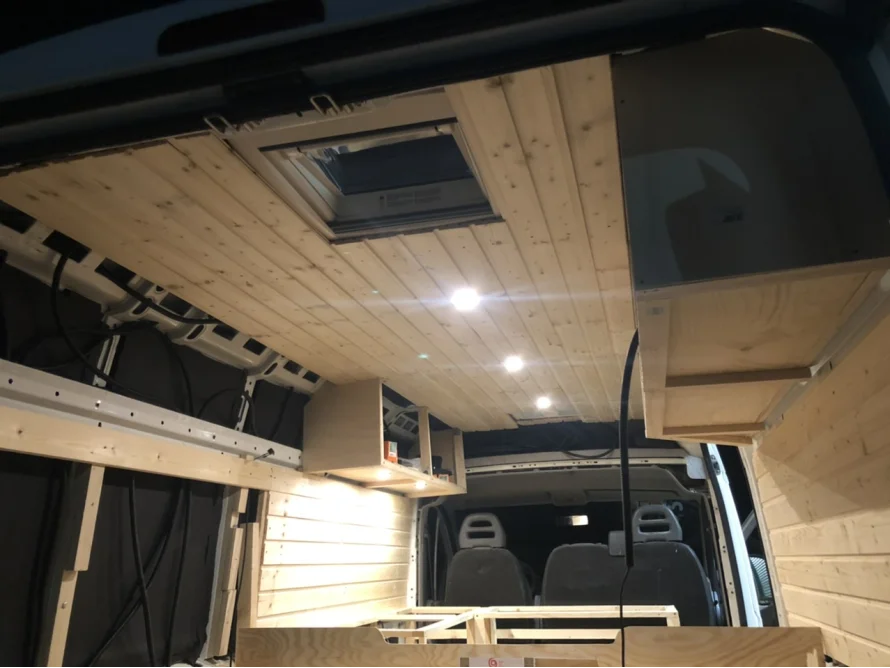Innenausbau eines Transporters mit Holz