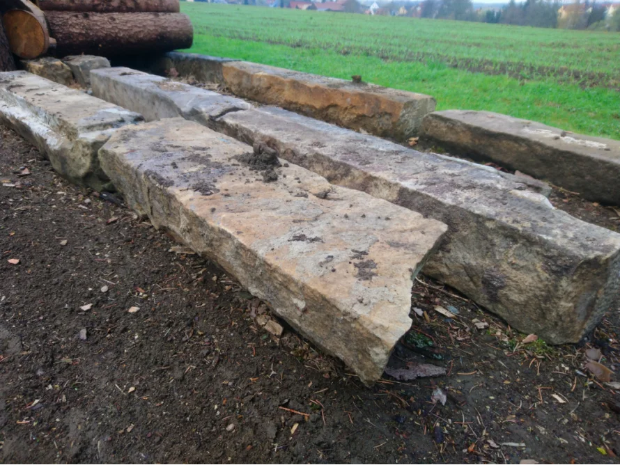 Mehrere Sandsteinblöcke auf einem Feld