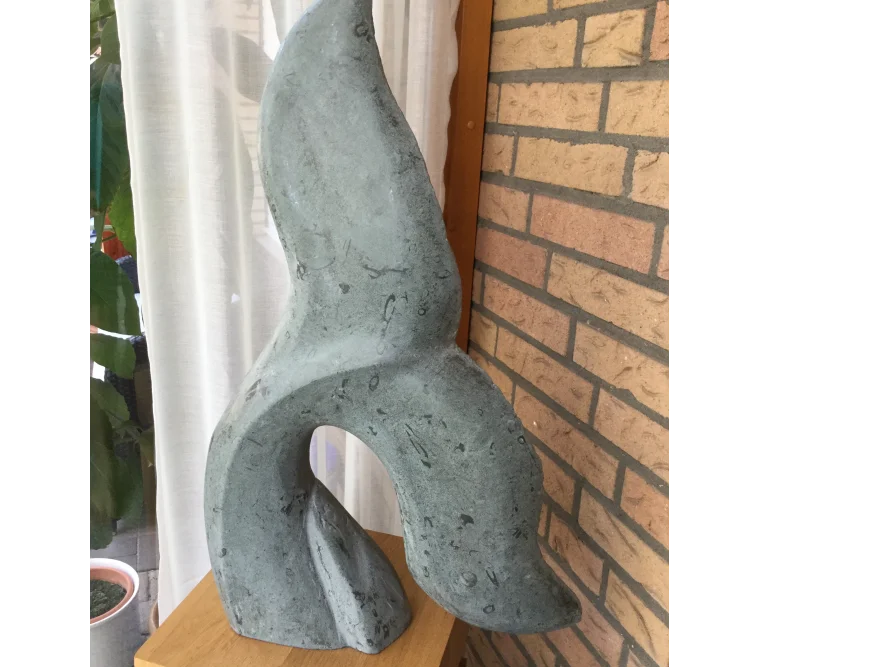 Abstrakte graue Skulptur auf Sockel