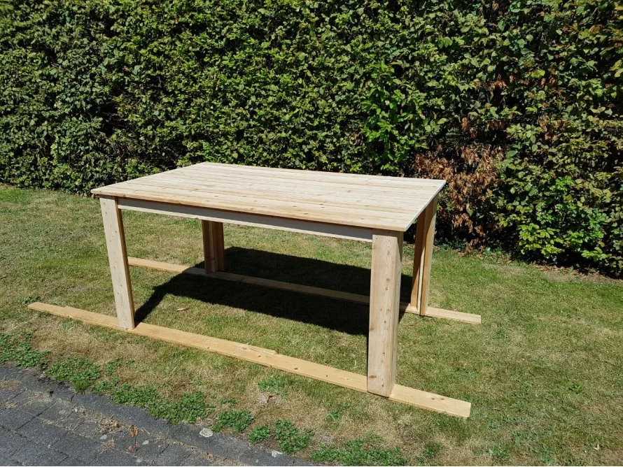 Heller Holztisch im Garten