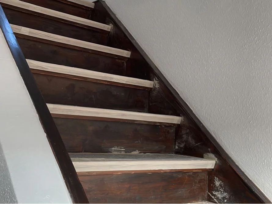 Holztreppe mit abgeklebten Stufen