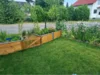 Garten mit Hochbeeten und Rankgitter