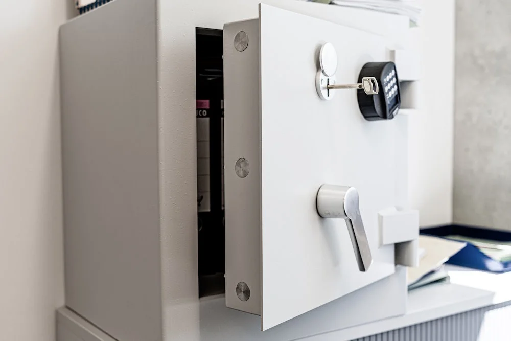 Offener Tresor mit Schlüssel