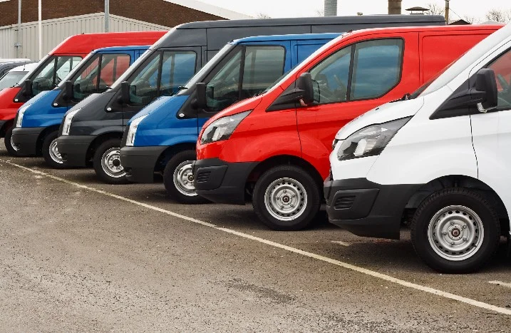 Reihe parkender Transporter