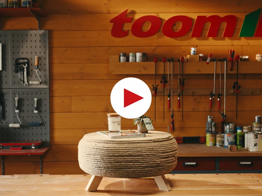 Hocker aus Seil auf Holzbeinen