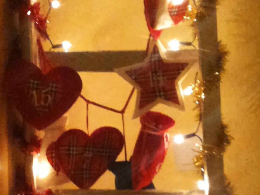 Weihnachtlicher Adventskalender mit Lichtern