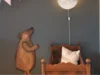 Kinderzimmer mit Mondlampe und Bär an der Wand