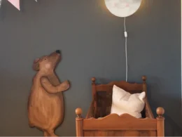 Kinderzimmer mit Mondlampe und Bär an der Wand