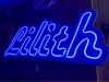 Blaue Leuchtreklame mit dem Namen Lilith