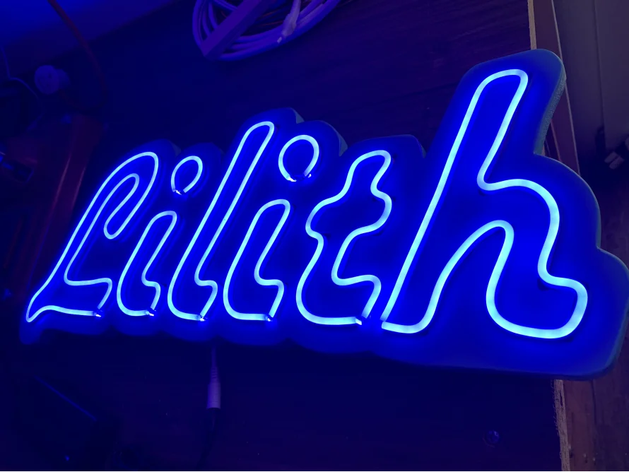 Blaue Leuchtreklame mit dem Namen Lilith
