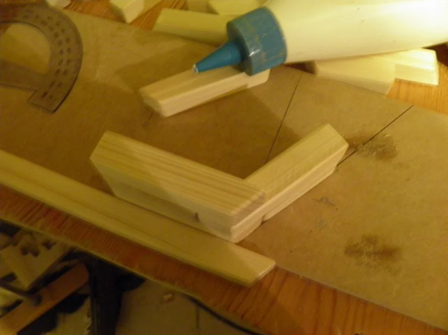 Holzbalken werden mit Leim verbunden