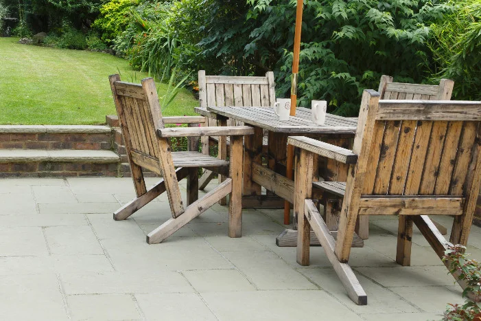 Gartenmöbel auf einer Terrasse