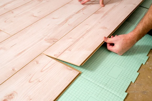 Person verlegt Laminatboden