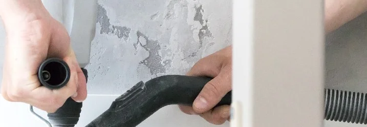 Bohrer und Staubsauger beim Bohren