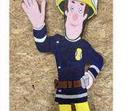 Zeichentrickfigur eines Feuerwehrmanns winkt
