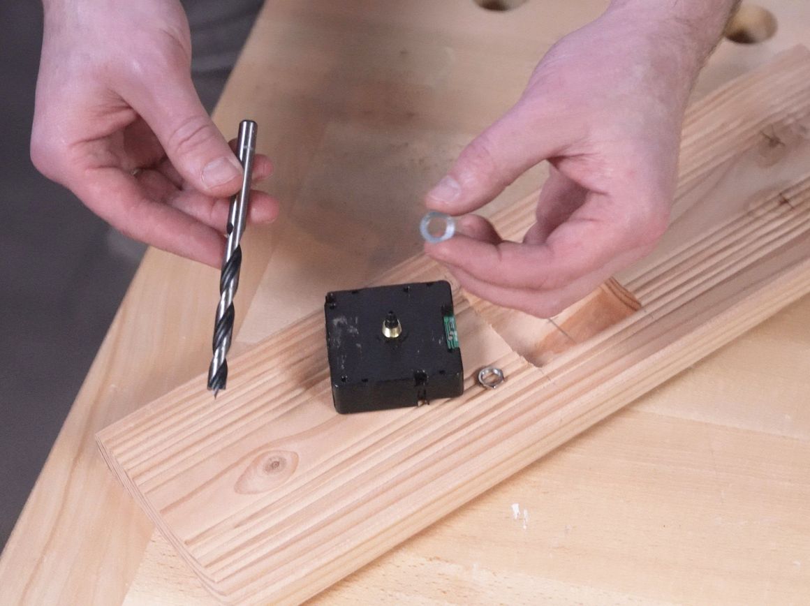 Uhrwerk, Holzbrett, Bohrer, Unterlegscheibe