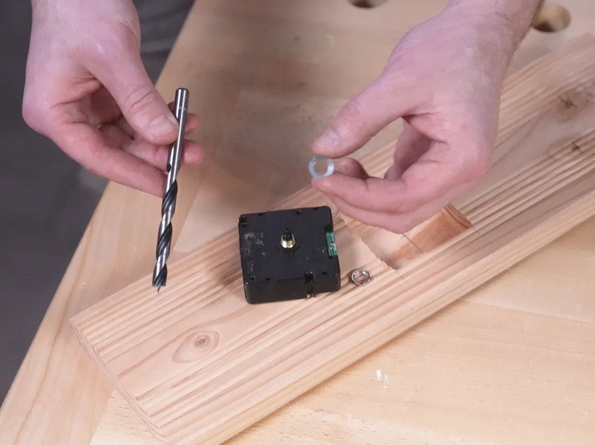 Uhrwerk, Holzbrett, Bohrer, Unterlegscheibe