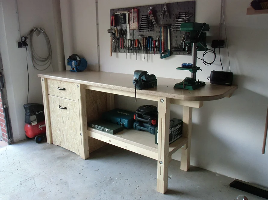 Werkbank mit Werkzeugwand