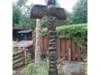 Geschnitzter Totem Pfahl