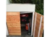 Offener Gartenschrank mit Grill