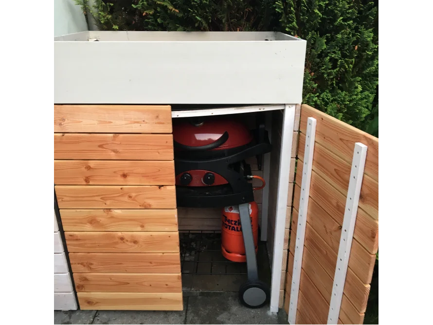 Offener Gartenschrank mit Grill