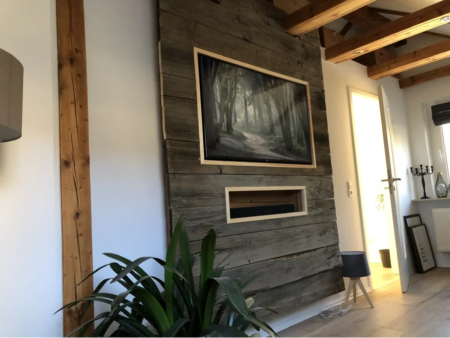 Fernseher an einer Wand aus Holzbrettern