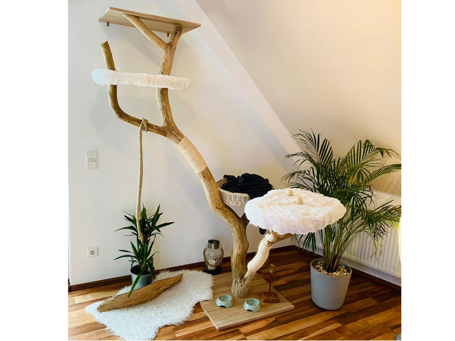 Großer Katzenbaum aus Naturholz