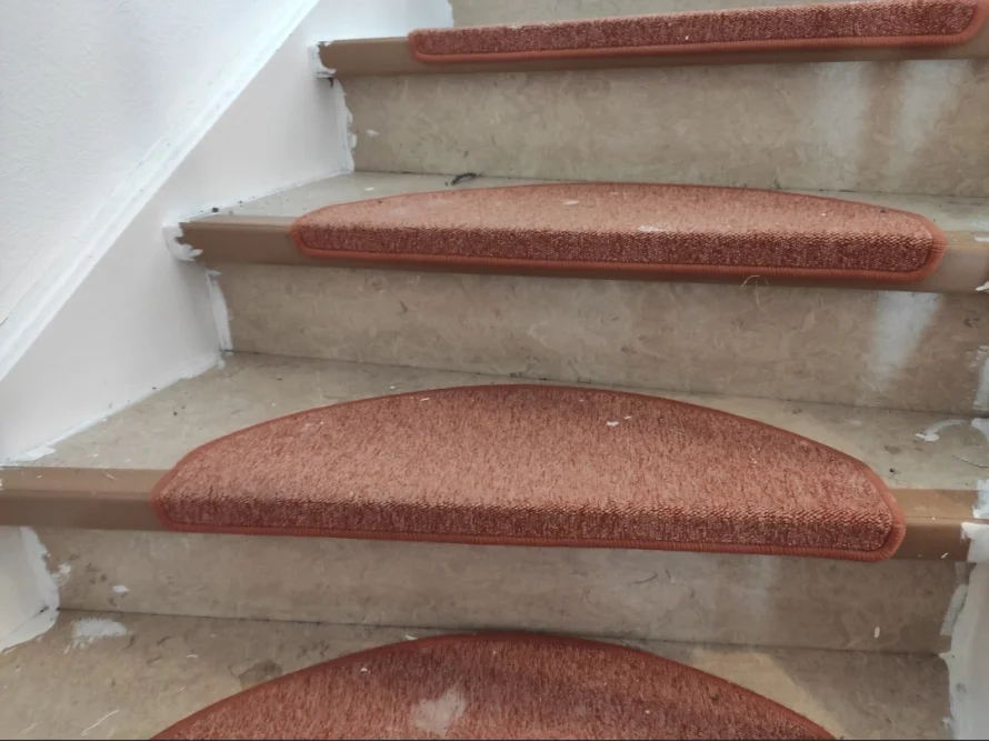 Treppenstufen mit Teppichstufenmatten