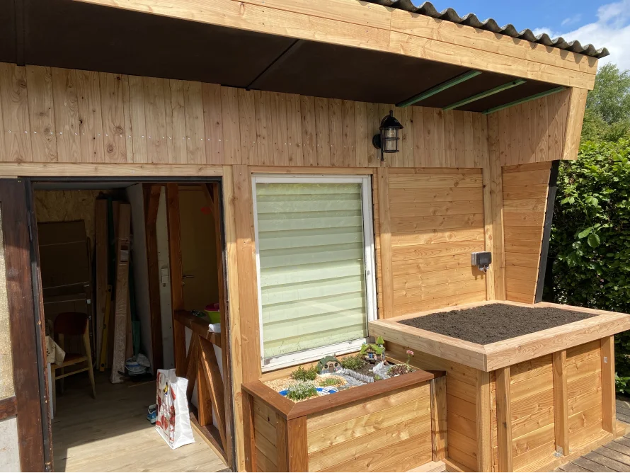 Holzhaus mit Hochbeet