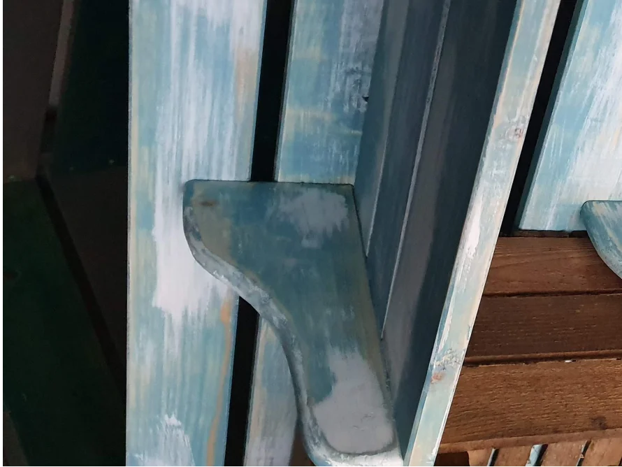 Blau gestrichenes Holzmöbel