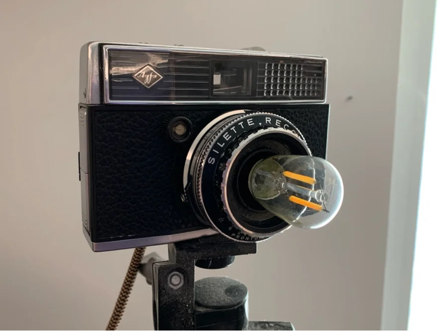 Alte Kamera mit Glühbirne als Objektiv