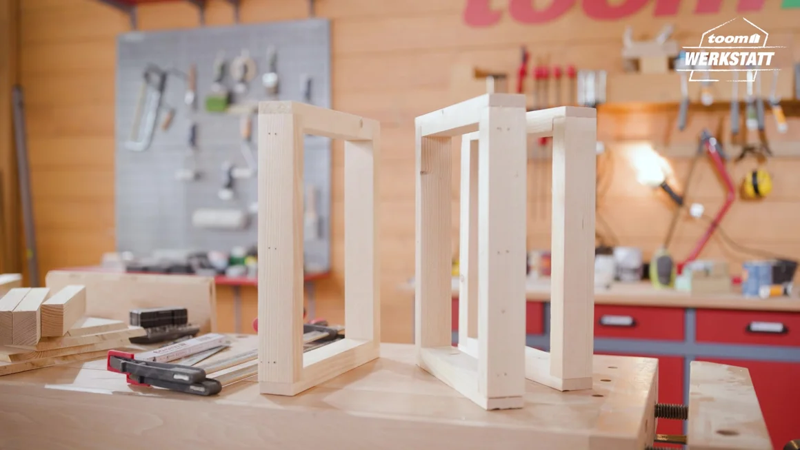 Zwei Holzrahmen auf Werkbank