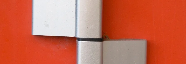 Türscharnier an einer roten Tür