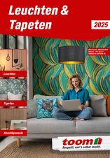 Titelbild Katalog Leuchten & Tapeten. Person sitzt mit einem Laptop auf einem Sofa vor einer Mustertapete.