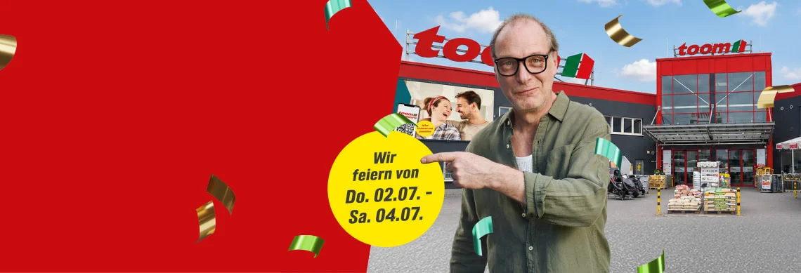 Ein Mensch steht vor einem Baumarkt und kündigt eine Feier an.