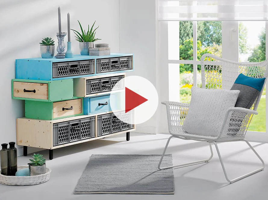 Bunte Kommode aus Holzkisten