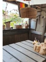 Rustikale Sitzecke in einem Gartenhaus