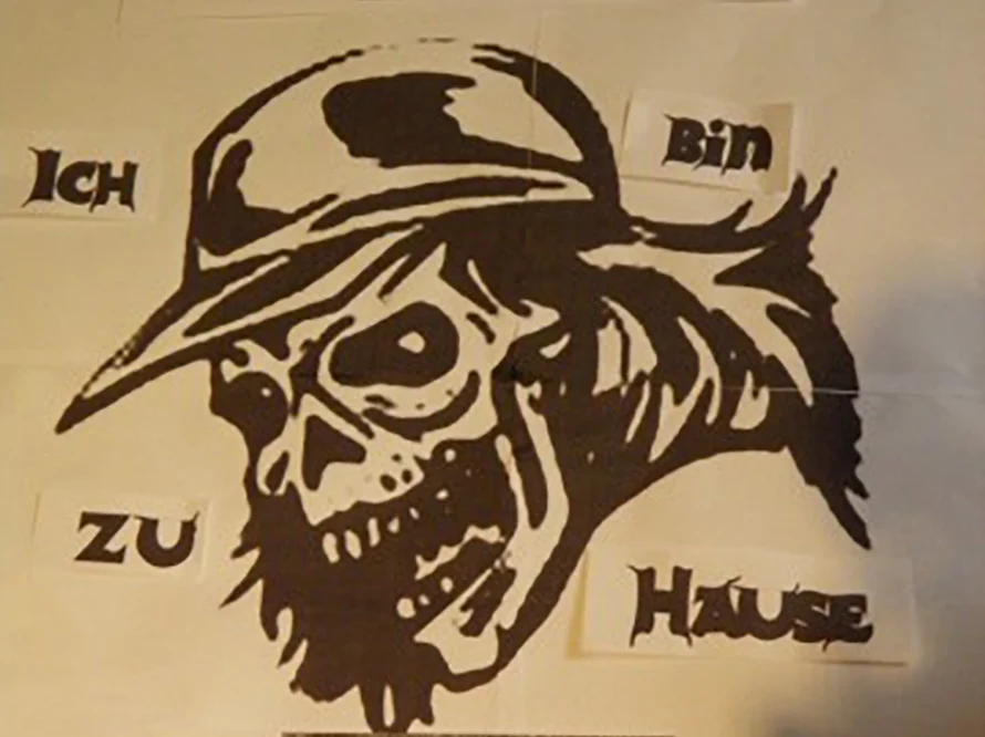 Schwarz-weißer Totenkopf mit Baseballmütze